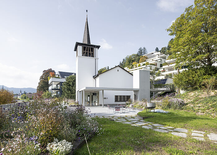 Unsere Kirche liegt in voralpiner Landschaft direkt am Ägerisee