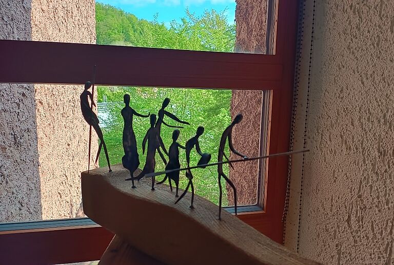 Figurengruppe in der ökumenischen Heiliggeistkirche in Flüh Figurengruppe in der ökumenischen Heiliggeistkirche in Flüh