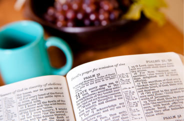 Bibel mit Frühstück