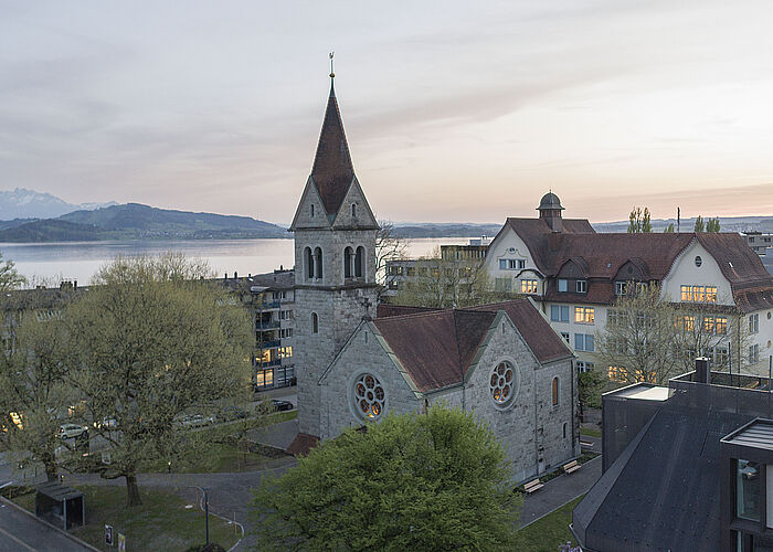 Unsere Kirche liegt zentral zwischen Bahnhof und See
