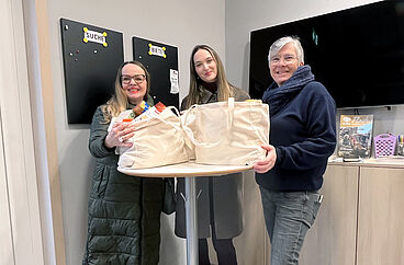 Halfen bei der Erstverteilung der Lebensmitteltaschen in Baar (v.l.n.r.): Simone Bulach (Reformierte Kirche Kanton Zug), Giulia Loetscher (Glencore), Yolanda Fässler (GGZ@Work). Halfen bei der Erstverteilung der Lebensmitteltaschen in Baar (v.l.n.r.): Simone Bulach (Reformierte Kirche Kanton Zug), Giulia Loetscher (Glencore), Yolanda Fässler (GGZ@Work).