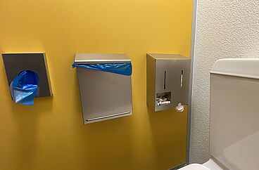 Spender mit Mens-Produkten in der Toilette der Ref. Kirche in Ägeri.