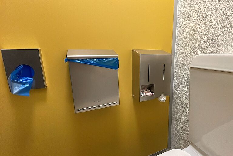 Spender mit Mens-Produkten in der Toilette der Ref. Kirche in Ägeri.