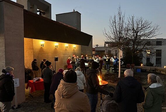 Advent am Feuer für Jung und Alt auf dem Vorplatz der Kirche