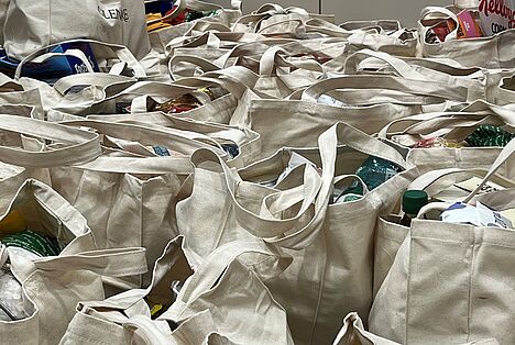 Rund sieben Tonnen Lebensmittel kamen bei der diesjährigen Sammelaktion «Zuger für Zuger» zusammen. Genug, um 700 Taschen zu füllen, die seit dem 27. Januar an berechtigte Personen abgegeben werden.